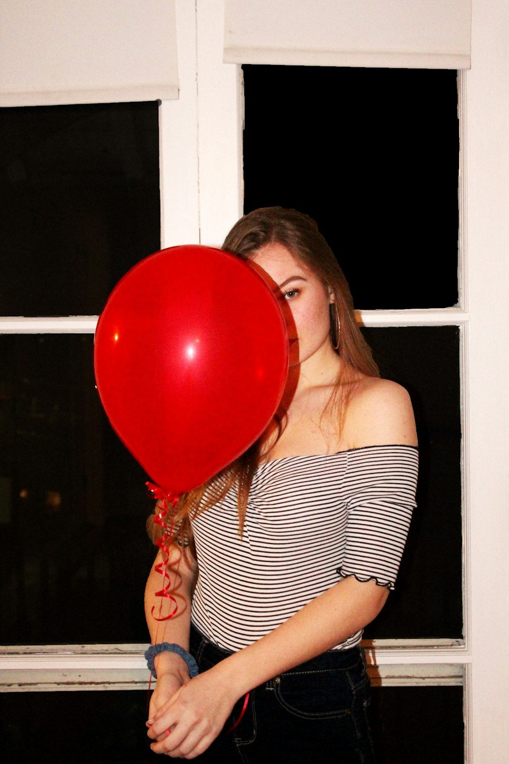 mulher segurando balão vermelho