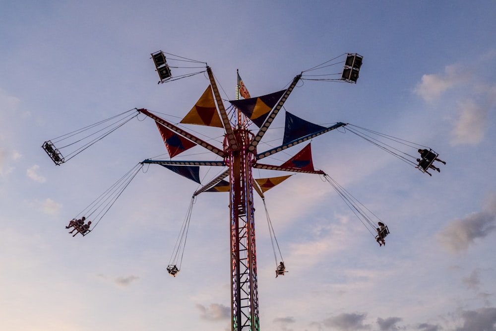 paseo giratorio del parque de atracciones bajo el cielo azul