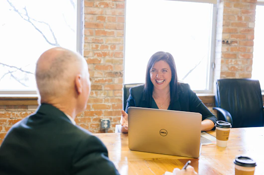Executive leadership assessment meeting between Influens advisor and HR client