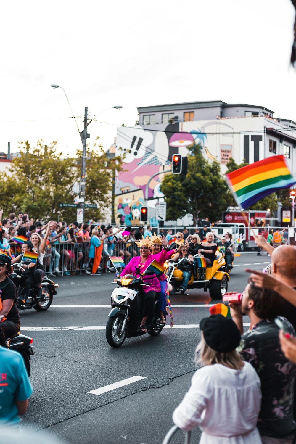 Menschen, die tagsüber eine Parade abhalten