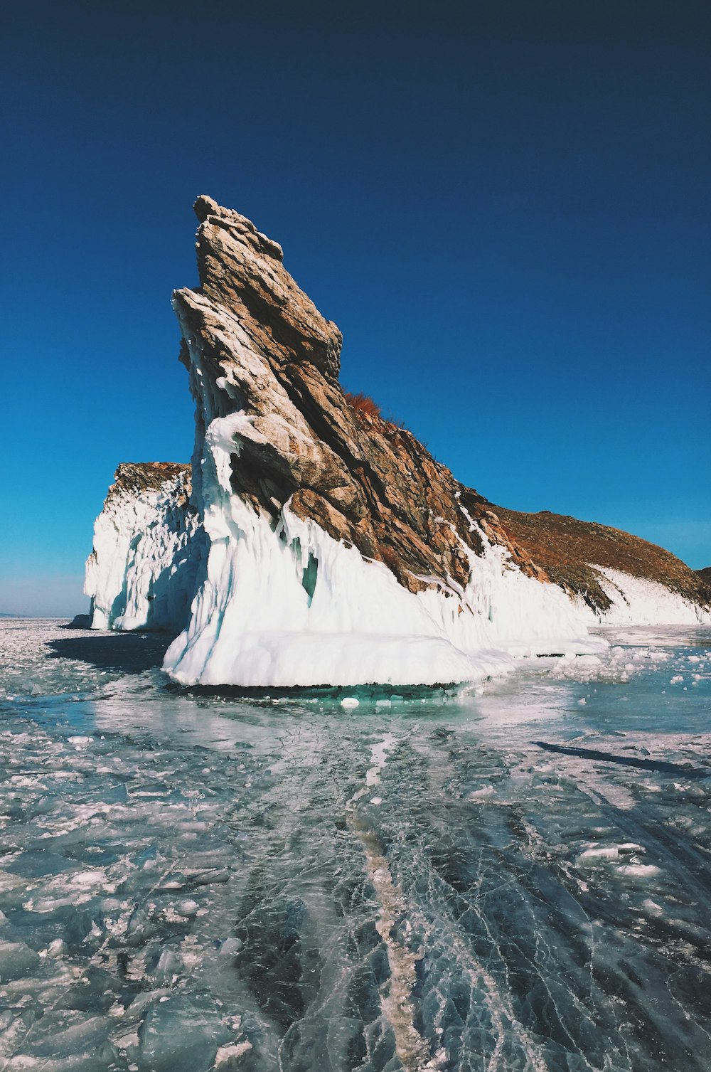 photographie de paysage de montagne blanche et brune