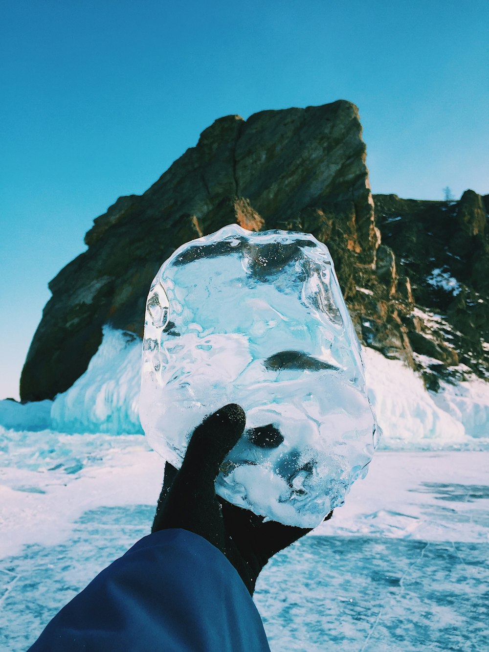 personne tenant de la glace