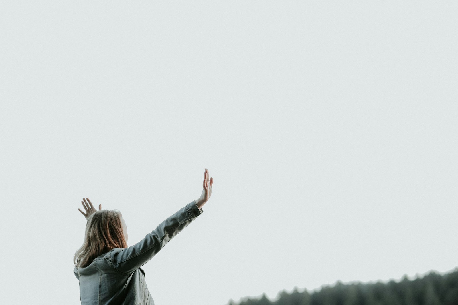 Canon EF 85mm F1.4L IS USM sample photo. Woman raising her hands photography