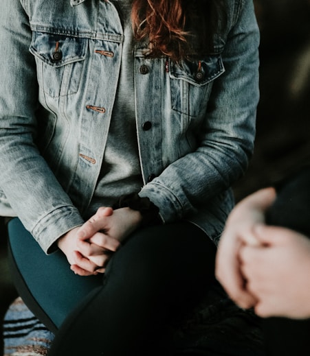 woman wearing gray jacket