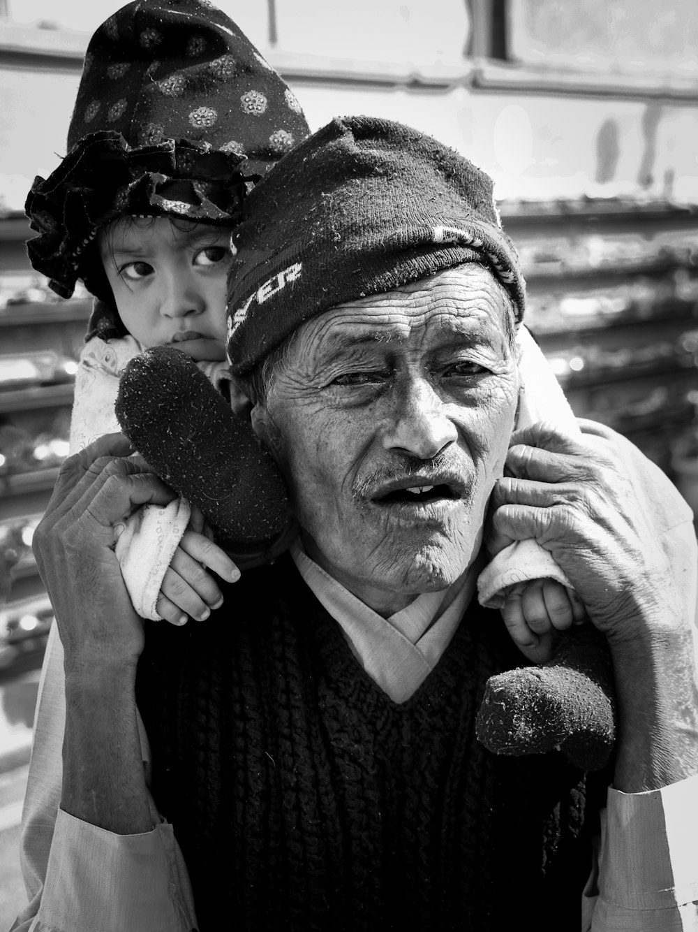 homem carregando menina na fotografia do foco seletivo