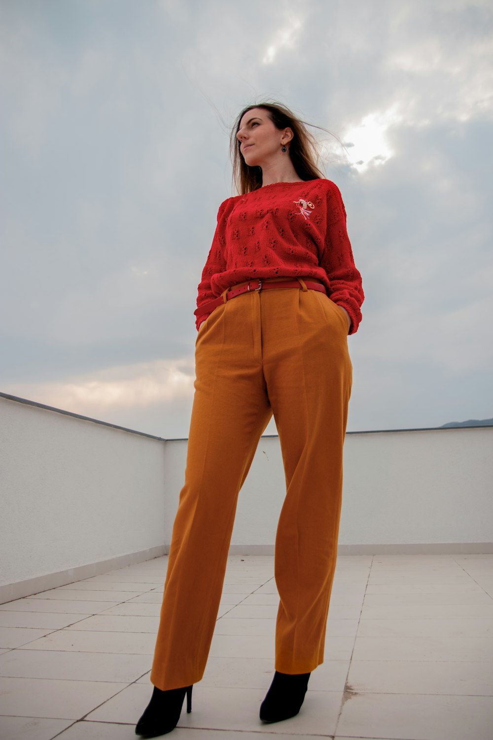 Mujer con pantalones naranjas