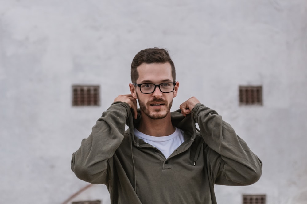 man wearing gray pullover hoodie