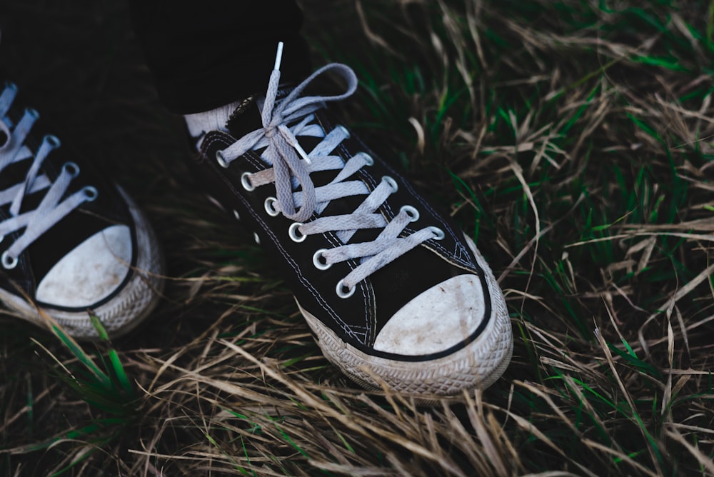 Foto Par de zapatos con cordones converse negros – Imagen Gris gratis en  Unsplash
