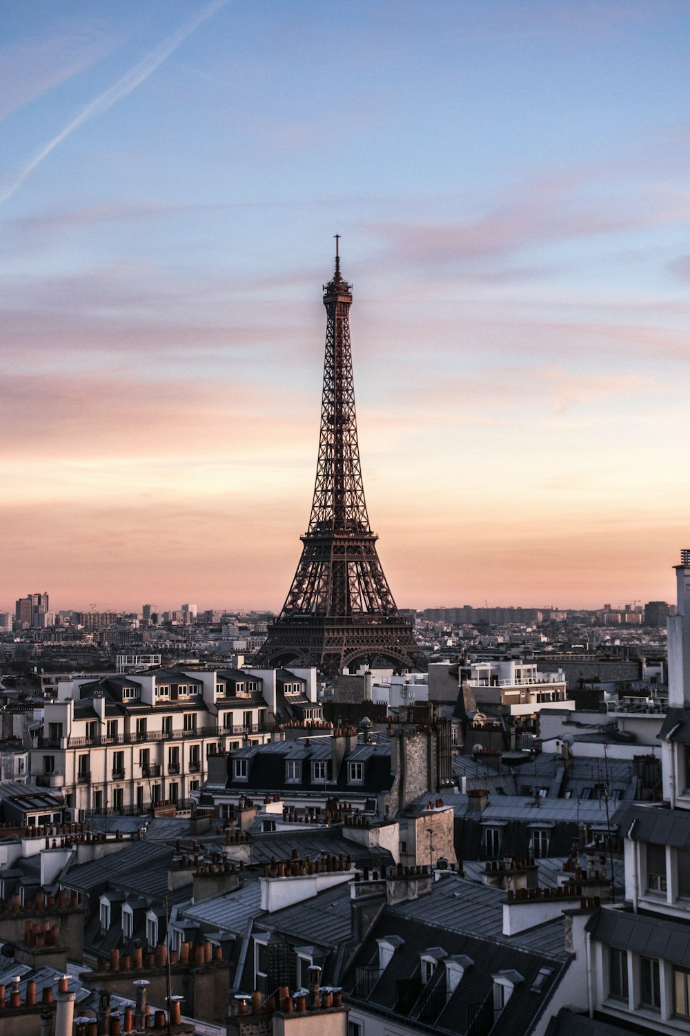 Eiffel Towe au-dessus des immeubles