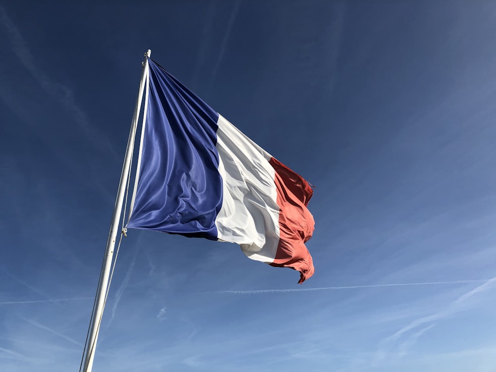 Drapeau de la Yougoslavie sous le ciel bleu