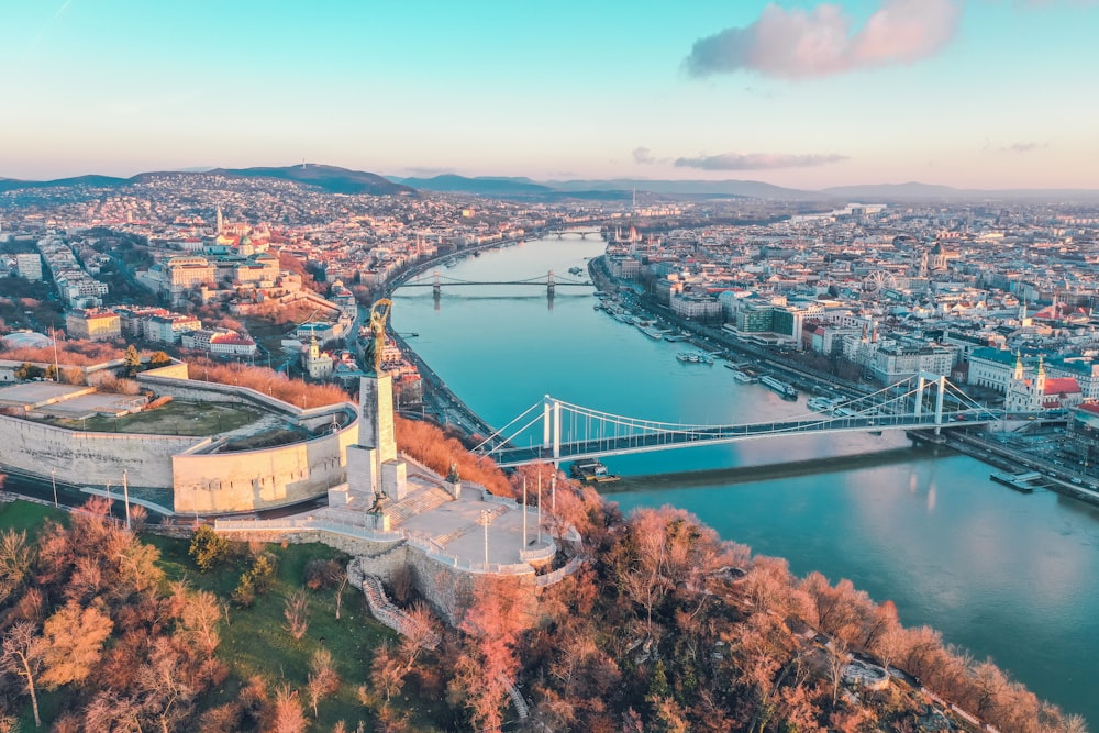 Fotografía aérea de edificios con vistas al puente y al mar durante el día