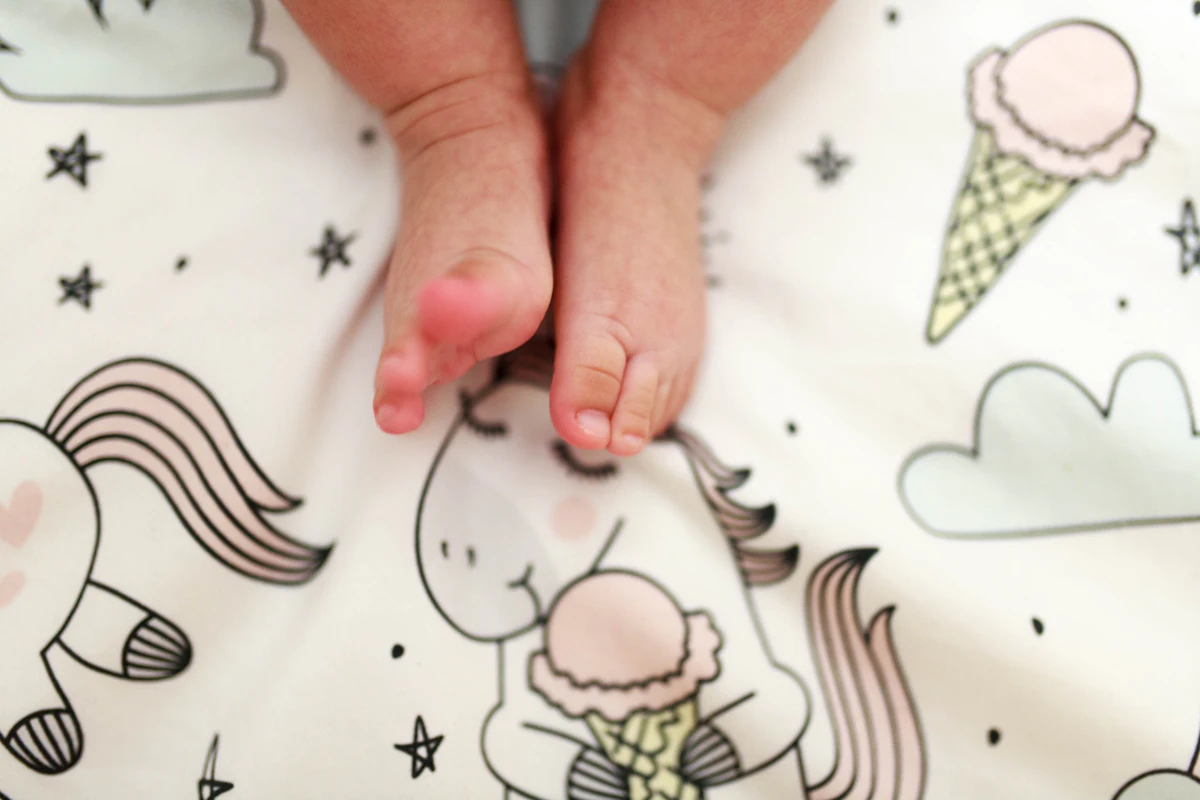 Kaki bayi di atas kain putih.