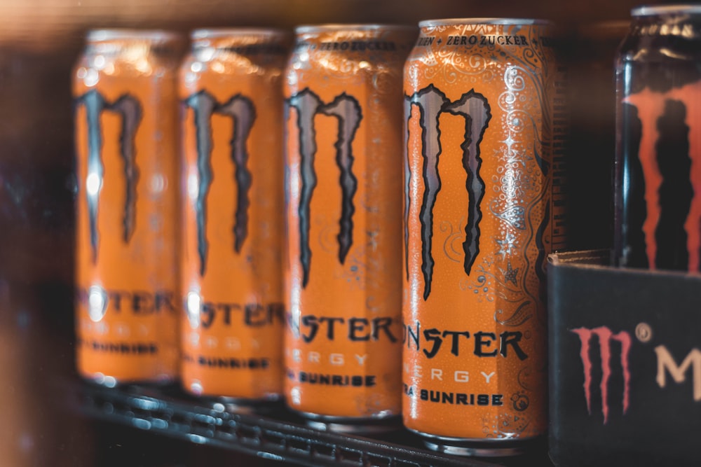cinco latas de Monster Energy