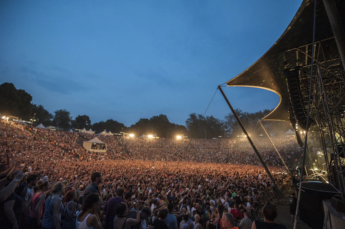 Großes Open-Air-Konzert mit Publikum am Abend