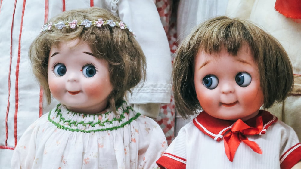zwei weibliche Puppen tragen weiße Oberteile