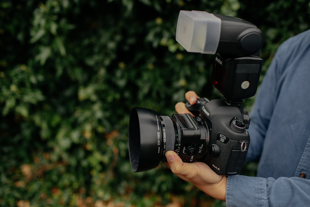 person holding DSLR camrea