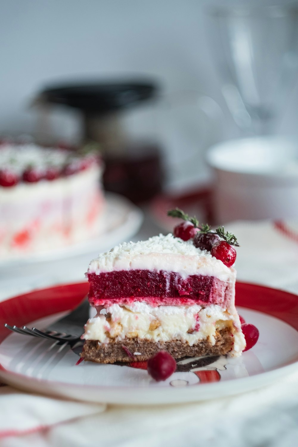 fatiado de bolo de morango no prato