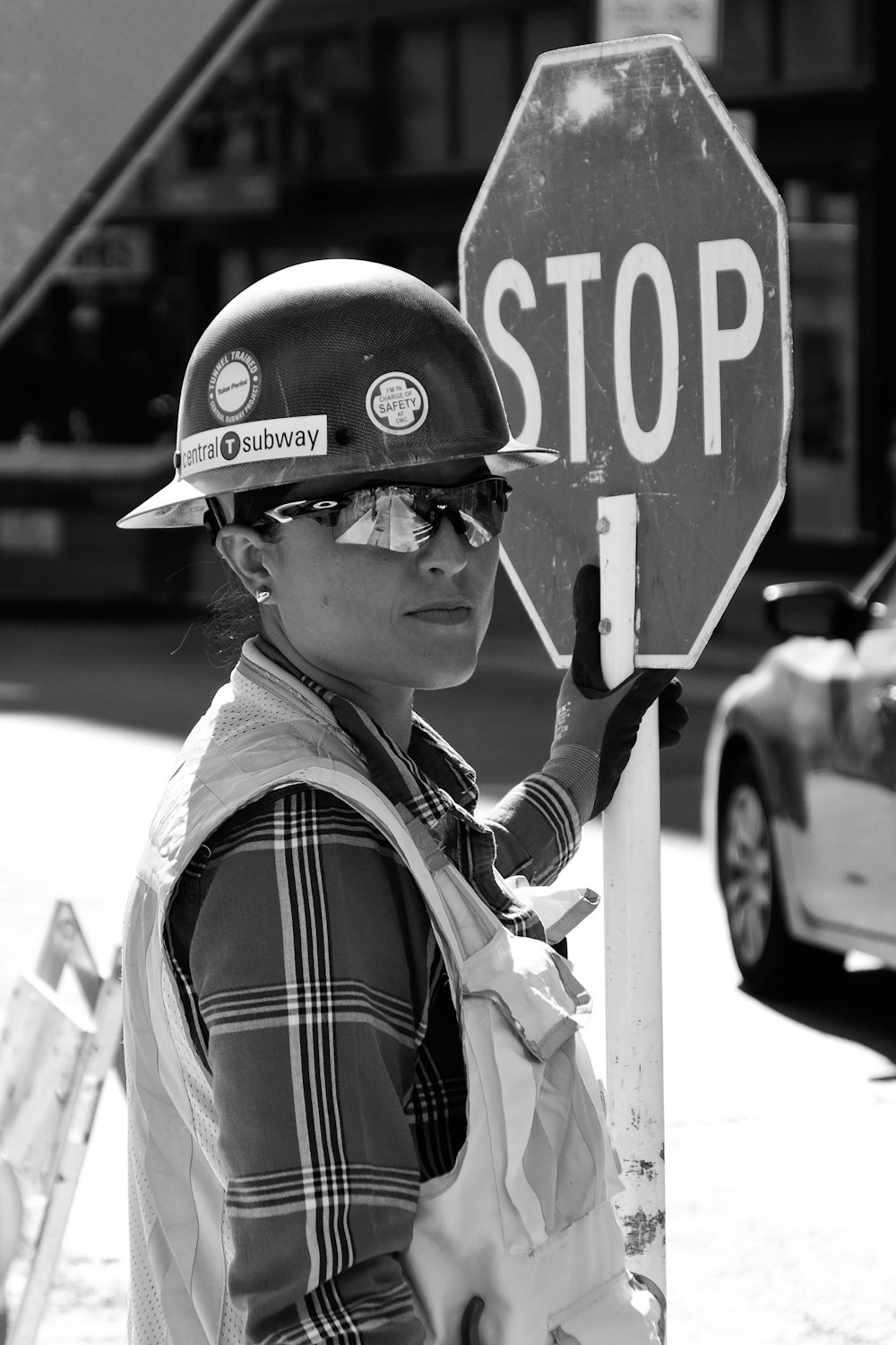 Femme debout près de la signalisation d’arrêt