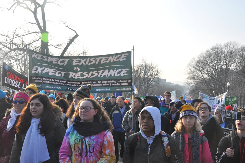 hommes et femmes dans la rue