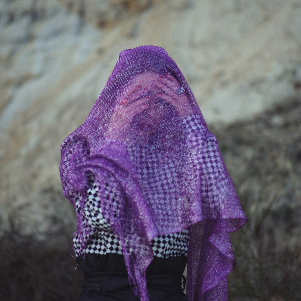 Fotografia a fuoco selettiva di donna che indossa una sciarpa viola