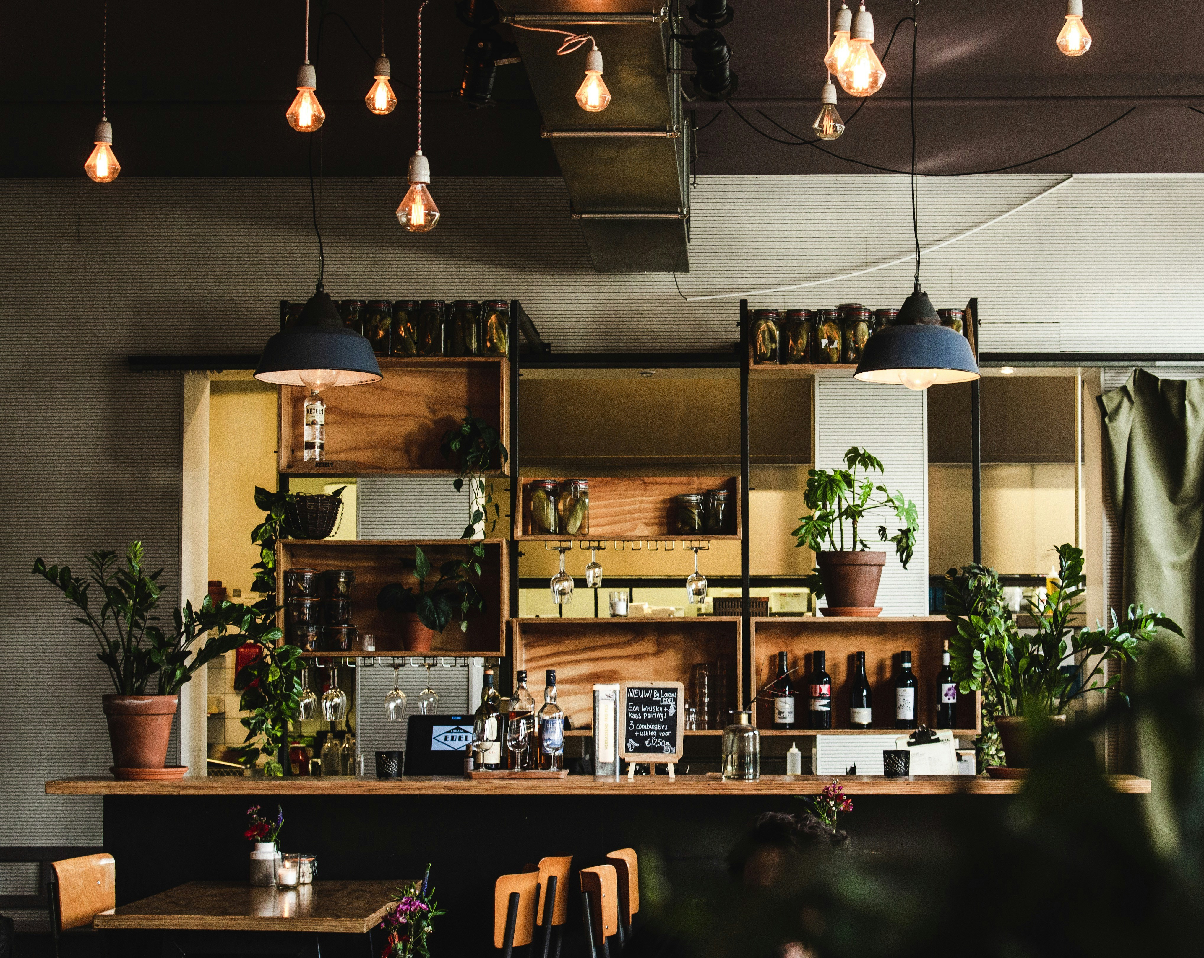 https://images.unsplash.com/photo-1551887196-72e32bfc7bf3?ixid=M3w2MjYzNjJ8MHwxfHNlYXJjaHwyfHxyZXN0YXVyYW50JTIwaW5kdXN0cnl8ZW58MHwwfHx8MTc0NzMwMTQxNnww&ixlib=rb-4.1.0