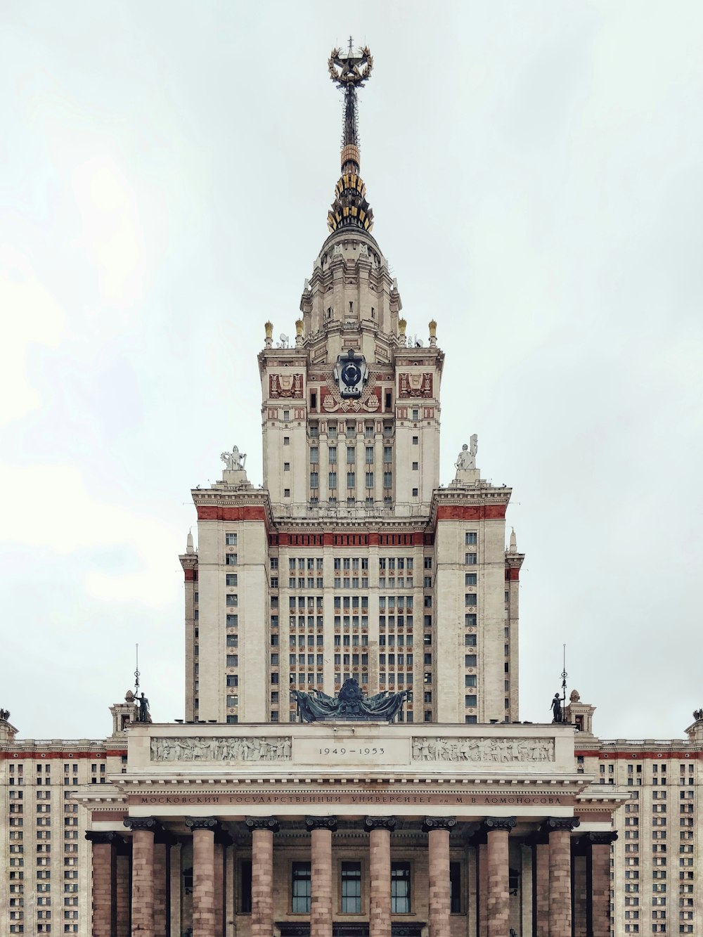 Edificio de hormigón blanco y marrón