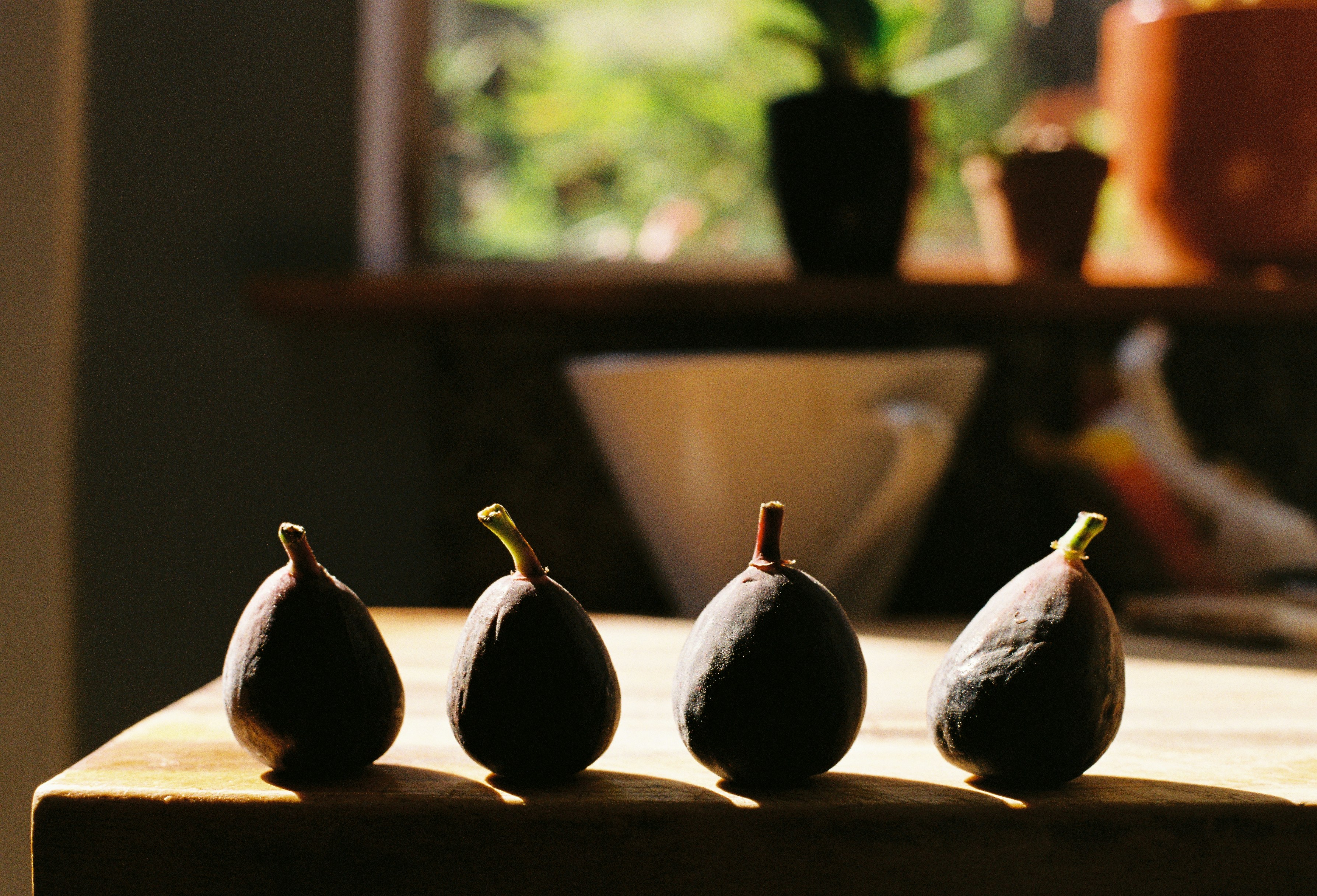 Cuatro frutas encima de la mesa