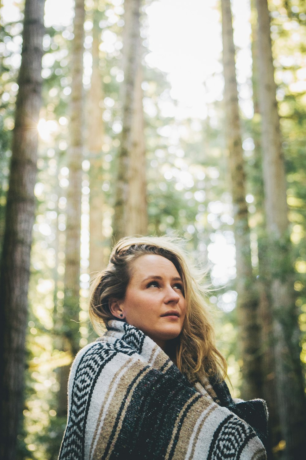 Fotografía de enfoque selectivo de mujer en el bosque