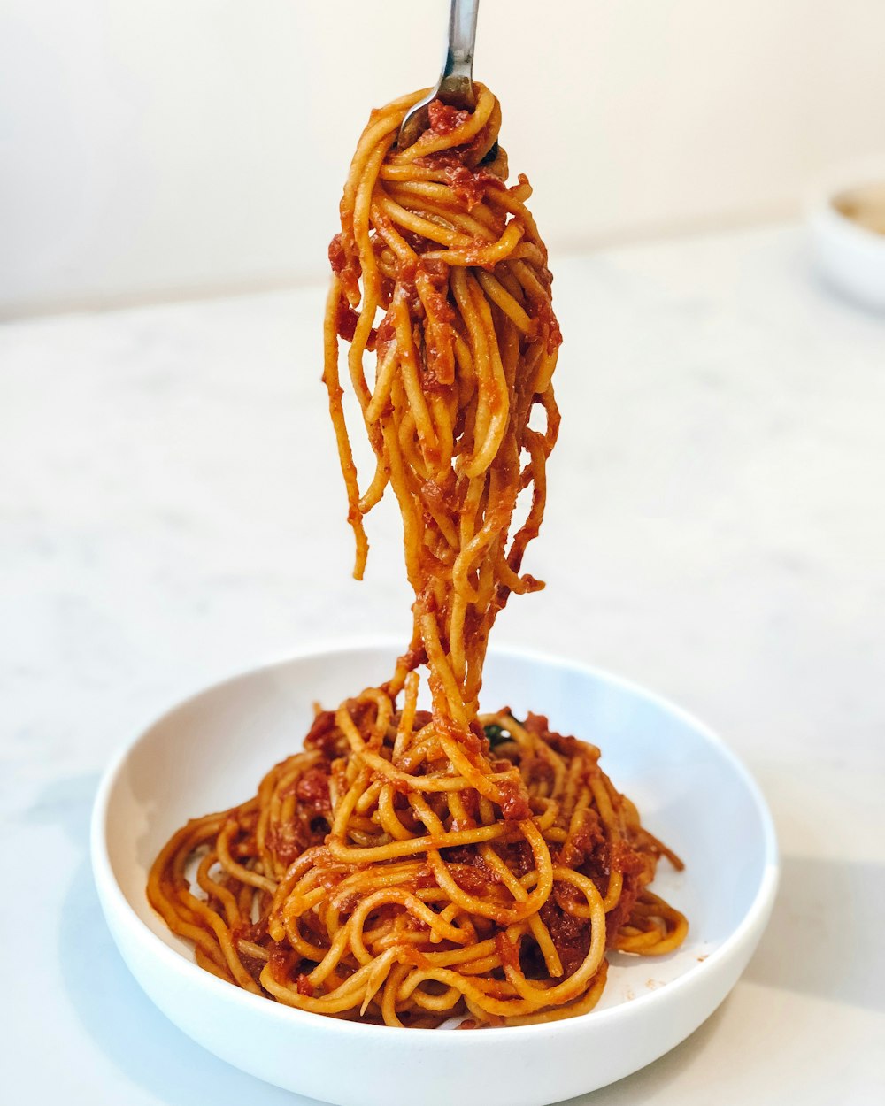 Pasta en cuenco de cerámica blanca