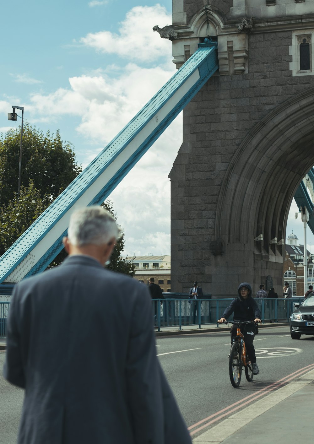 Persona in bicicletta su strada durante il giorno