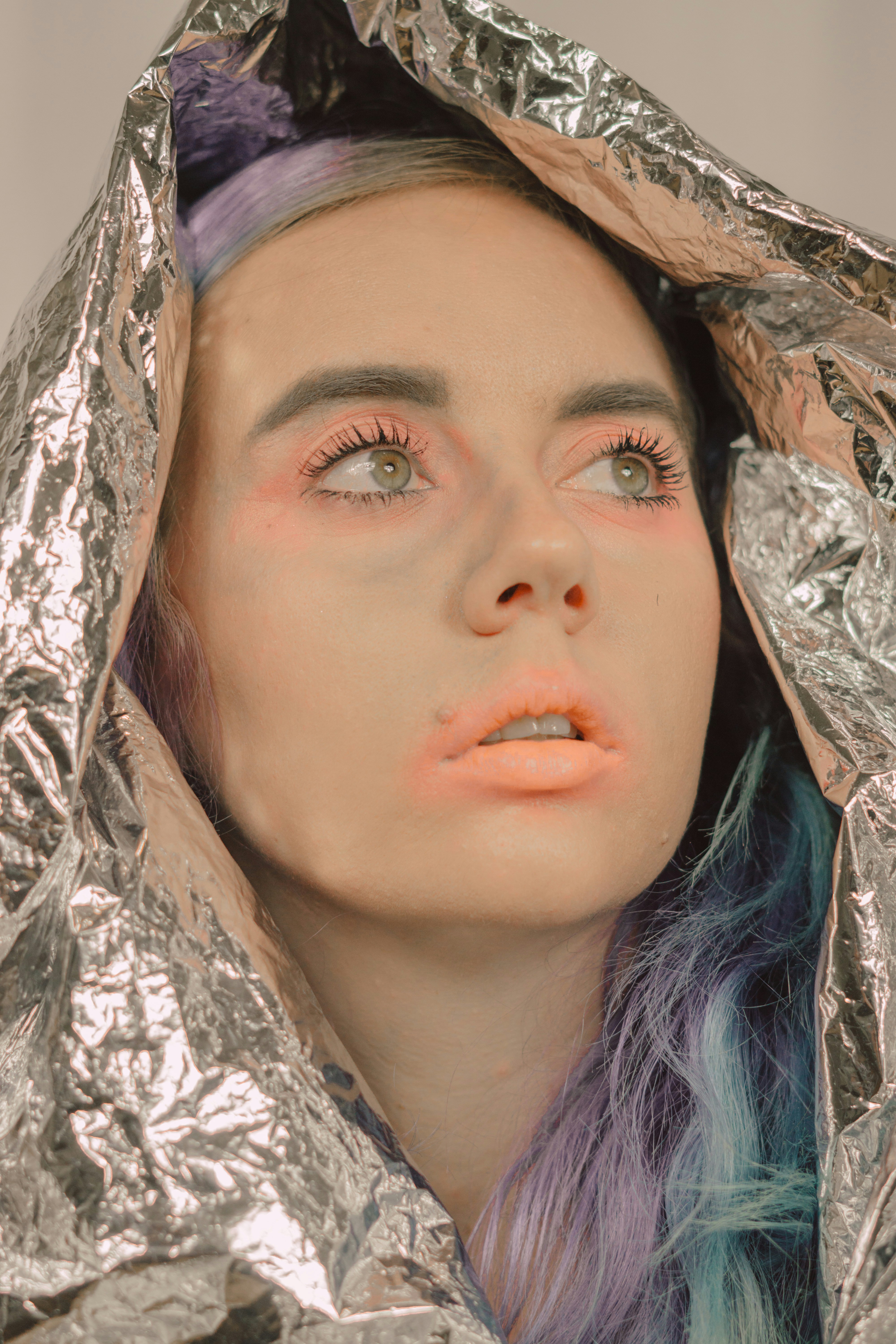 Check out DIY Temporary Highlights For Busy Ladies  | Fast, Safe, And Easy at https://makeuptutorials.com/temporary-highlights/