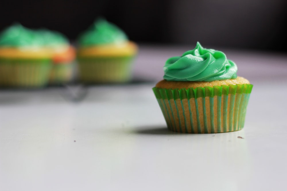Fotografía selectiva de cupcakes verdes