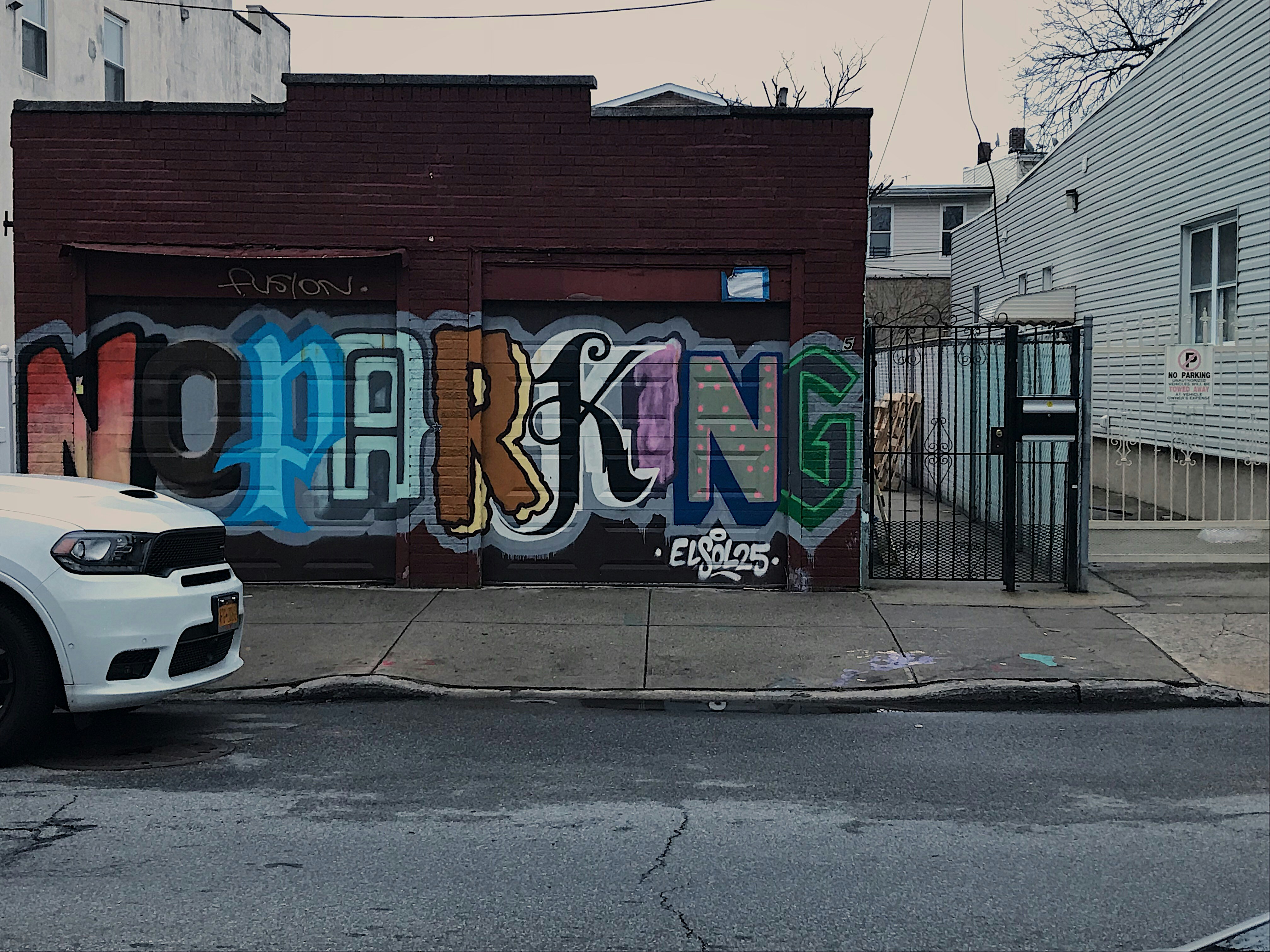 photo-1551896089-173ee37fbf88?ixid=M3wxMjA3fDB8MXxzZWFyY2h8N3x8cGFpbnQlMjBhbmQlMjBzaXAlMjBsb25nJTIwaXNsYW5kJTIwY2l0eXxlbnwwfHx8fDE3NjI5MTU2NjV8MA\u0026ixlib=rb-4.1.0