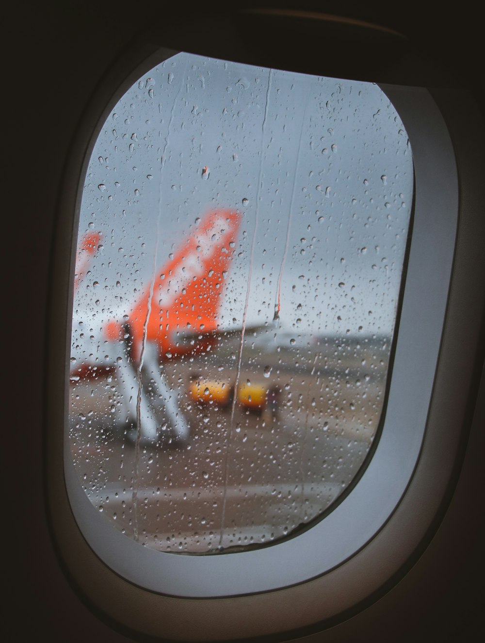 rocío de agua en la ventana del avión
