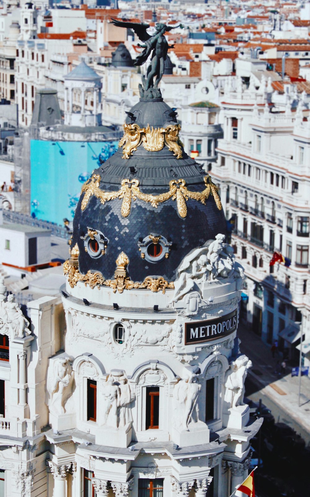 fotografia aérea de edifícios de concreto branco e azul durante o dia