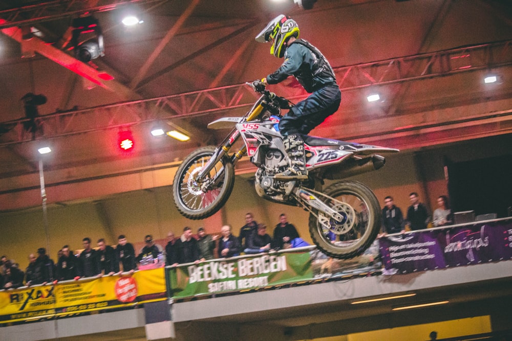 hombre montando moto de cross