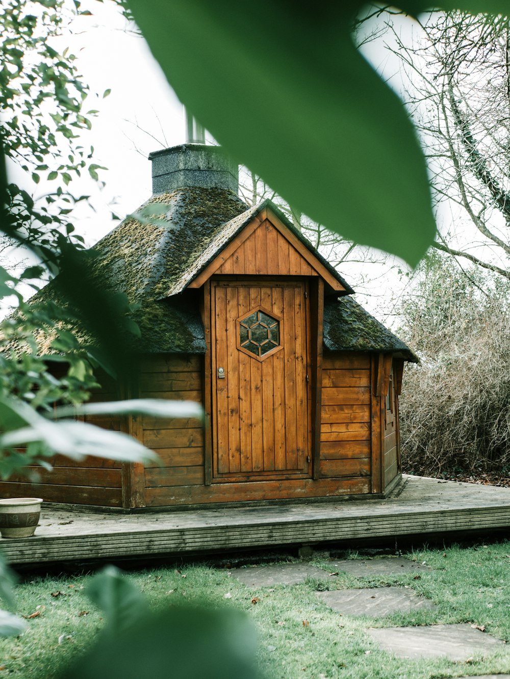 braunes Holzhaus in der Nähe von Bäumen