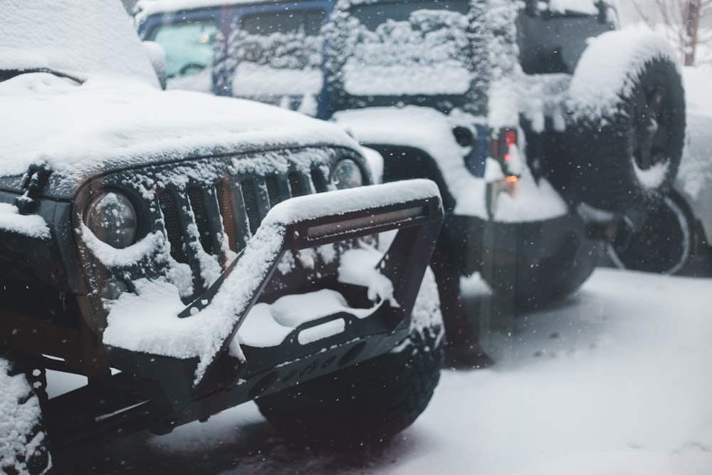 schwarzer Jeep Wrangler mit Schnee bedeckt