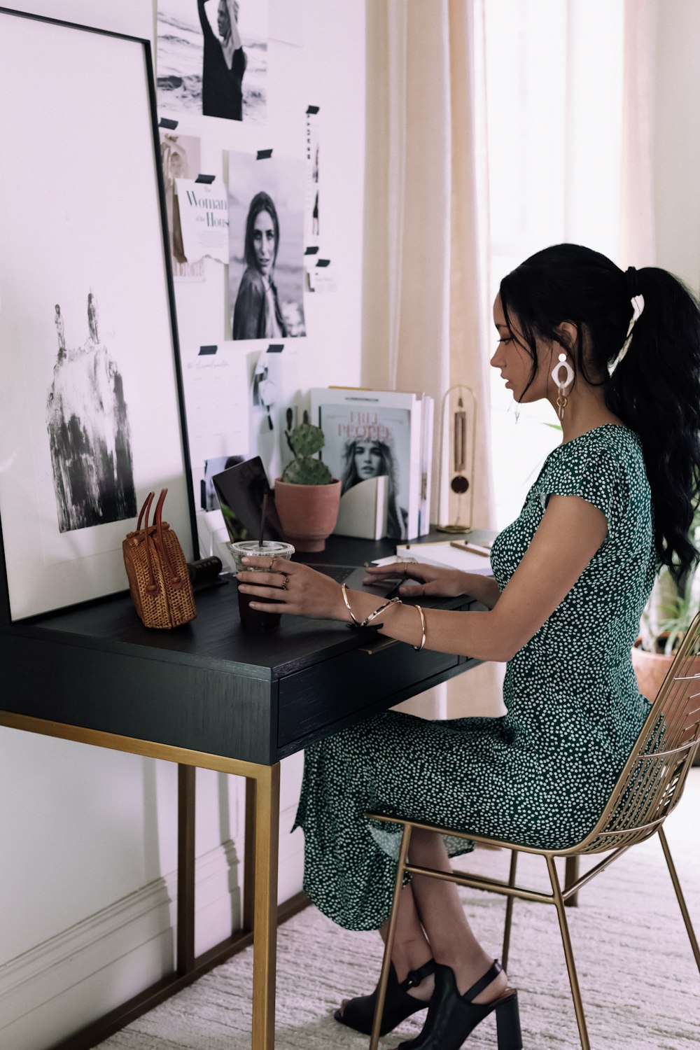 Mujer sentada al lado de la mesa dentro de la habitación