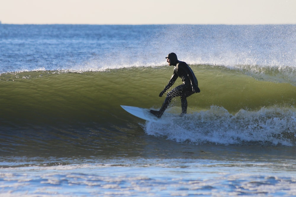 homme surfant pendant la journée