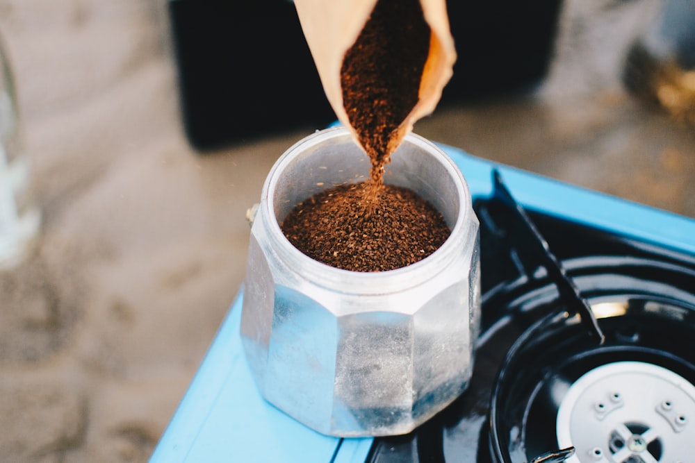 항아리에 담긴 커피 곡물