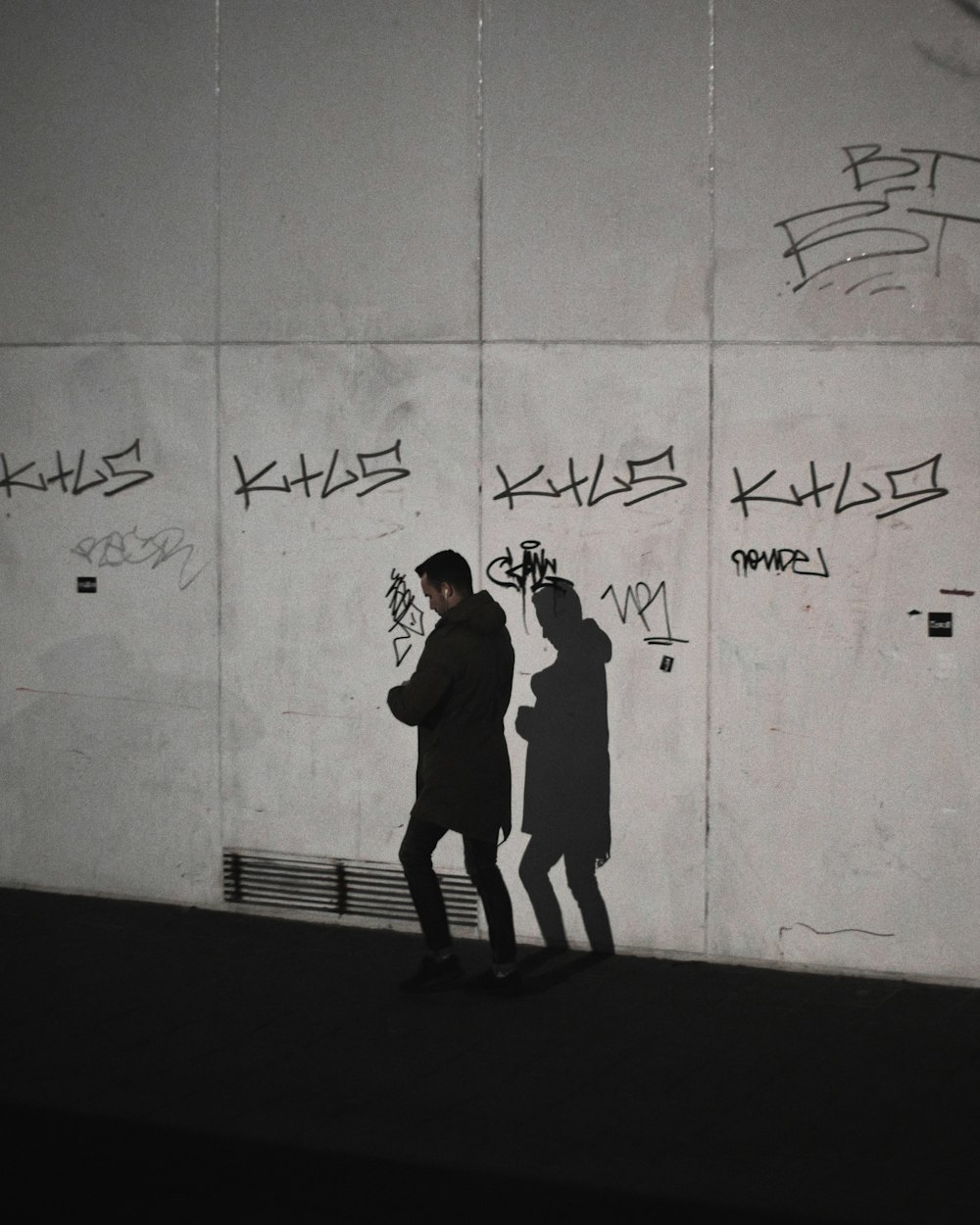 homme marchant dans la rue