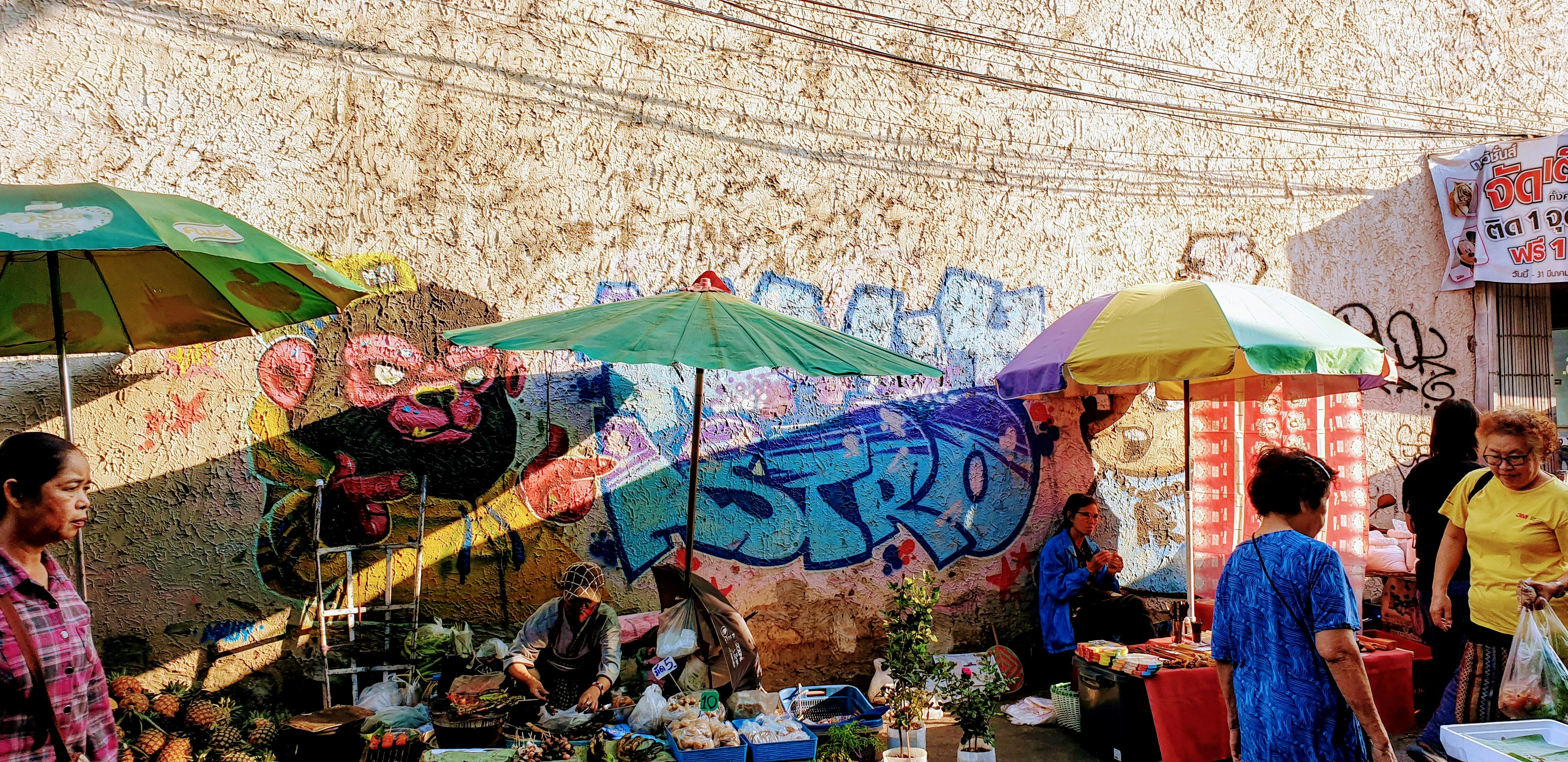 vendedores junto a los grafitis de Astro
