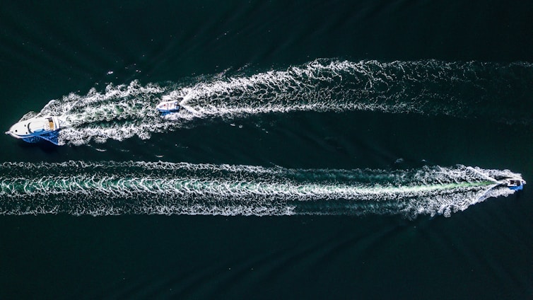 A vibrant aerial view of Pelotas Racing nautical circuit with boats racing on the water under a clear sky.