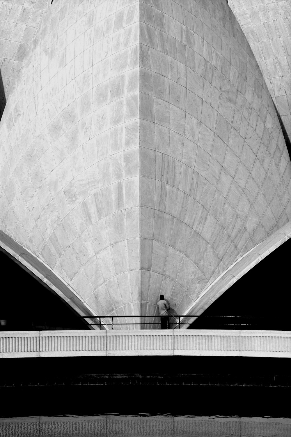 personne à côté d’un bâtiment gris