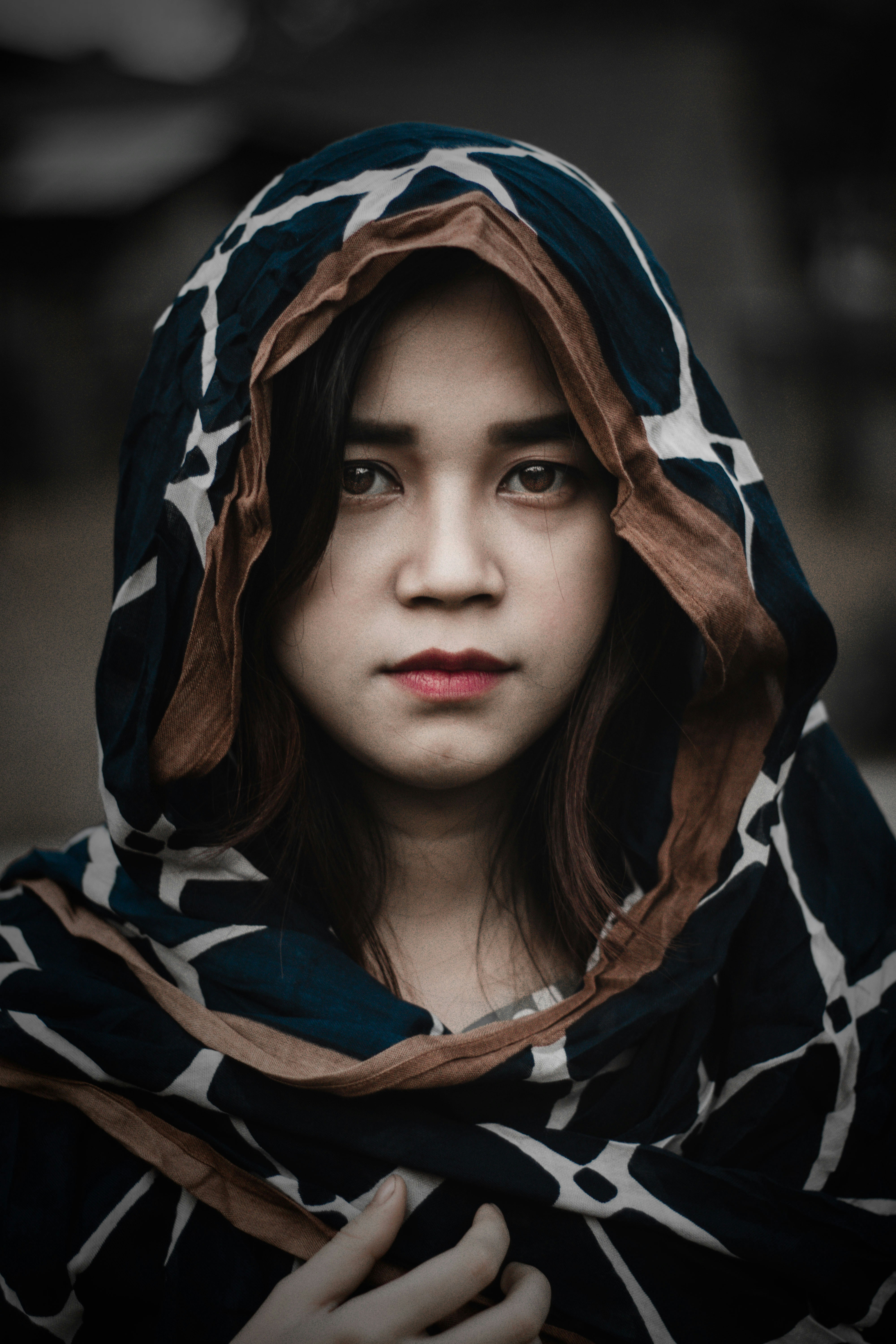 woman wearing black and brown dress