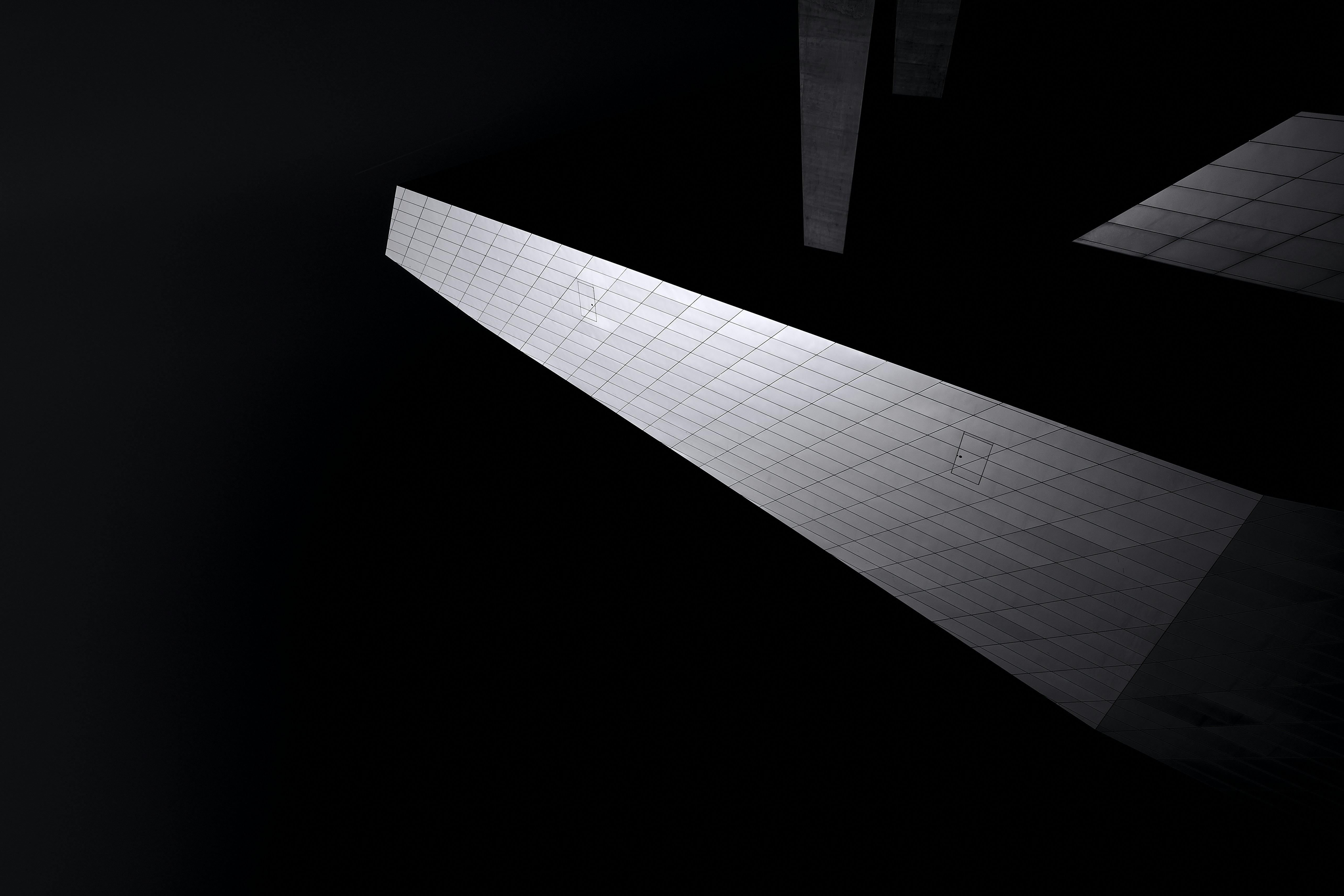 Una foto en blanco y negro de dos edificios altos