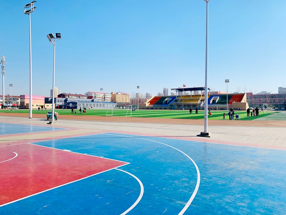 cancha de baloncesto y cancha de tenis al aire libre