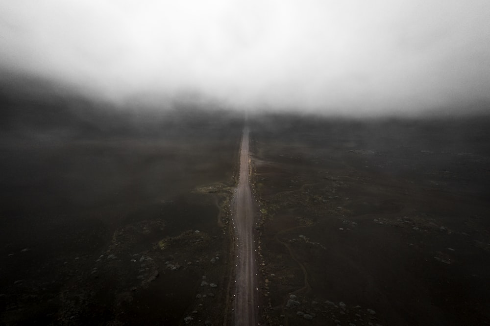 route et champ pendant la journée