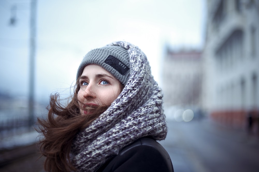 Foto de mujer con pañuelo de punto gris en la fotografía de enfoque  selectivo – Imagen gratuita Persona en Unsplash